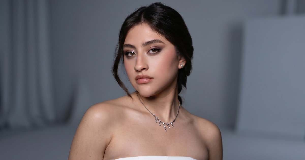 Mujer con maquillaje y peluquería para eventos en estilo natural y elegante